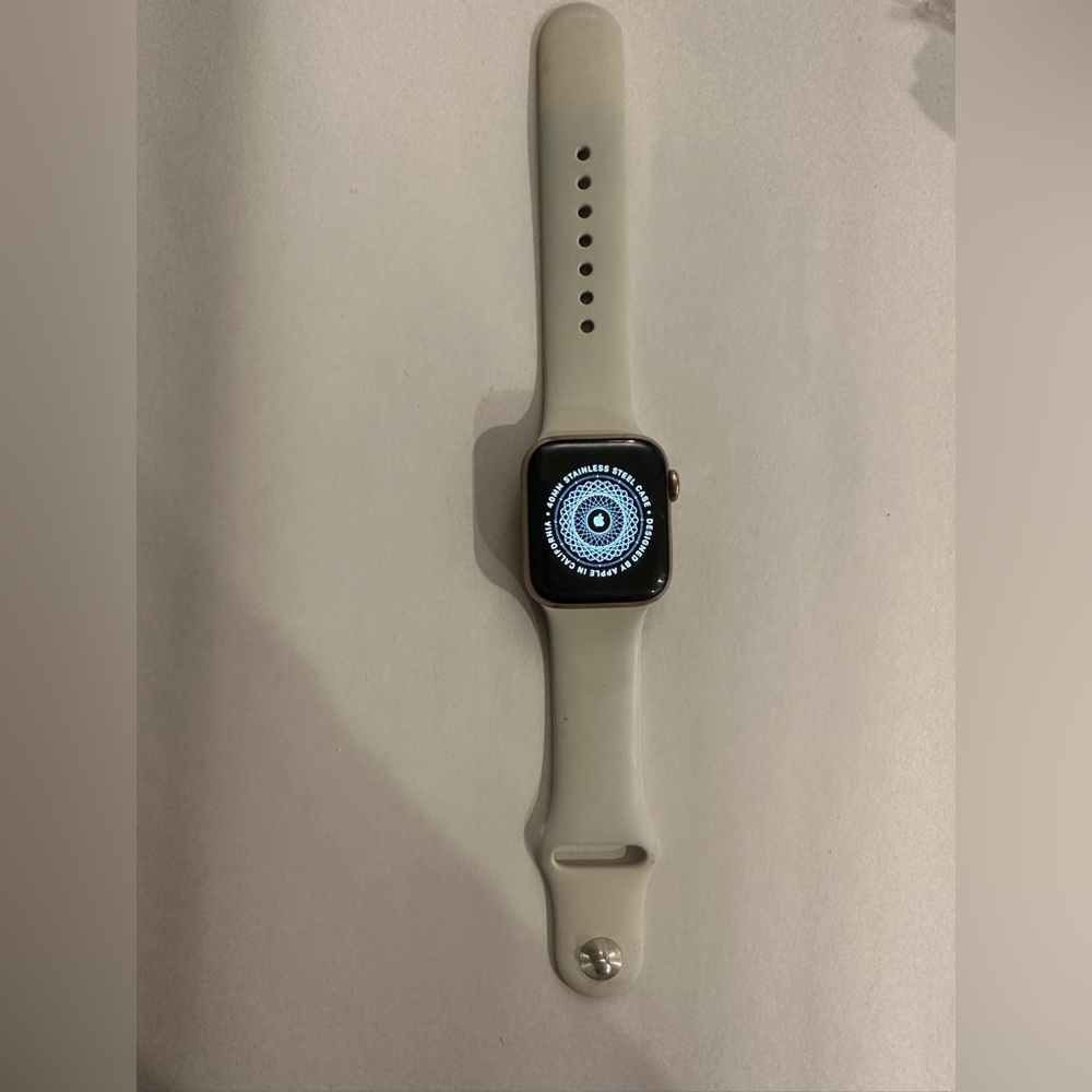 5 series 40 mm Apple Watch stainless steel rose gold face good condition